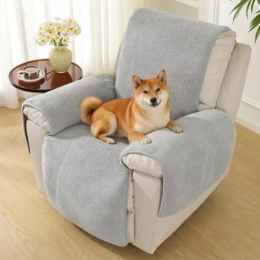 Housse de fauteuil inclinable en fausse fourrure sherpa épaisse et douce avec des sangles élastiques.